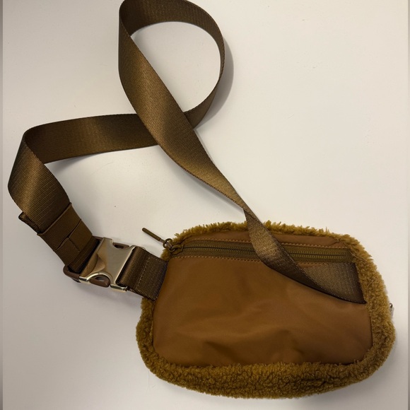 Lululemon Everywhere Belt Bag Sherpa/Fleece 1L - Picture 4 of 6